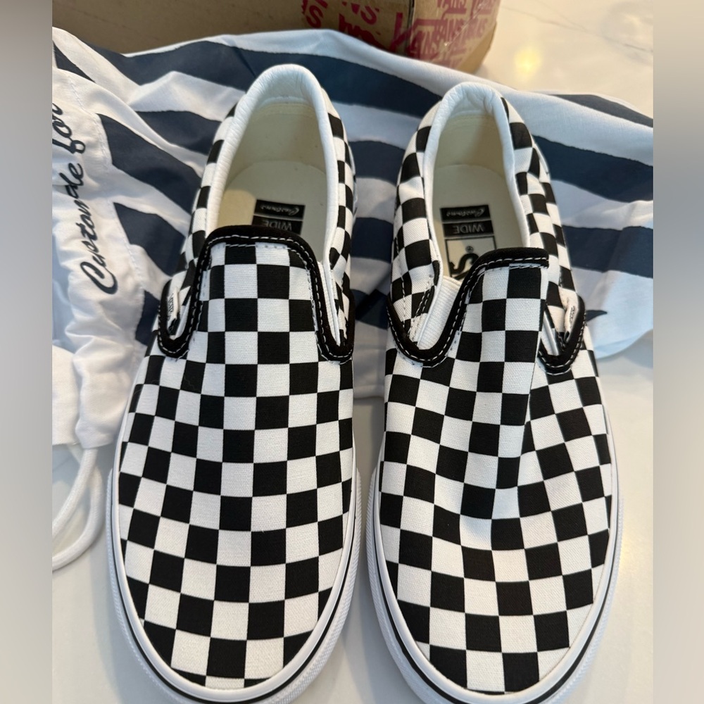 Would best fit 7.5 wide. NEW never worn